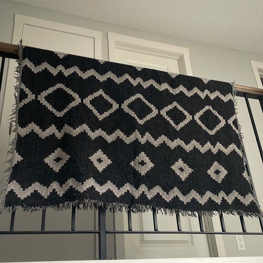 Aritzia diamond mosaic blanket scarf in black/grey 🖤🤍